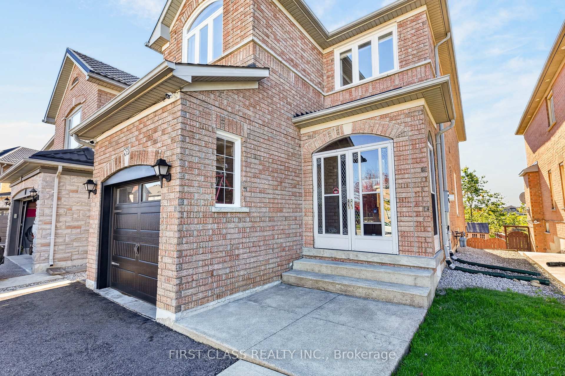 Photo 2 of 38 Pacific Wind Crescent, Brampton, Sandringham-Wellington — HOMEH