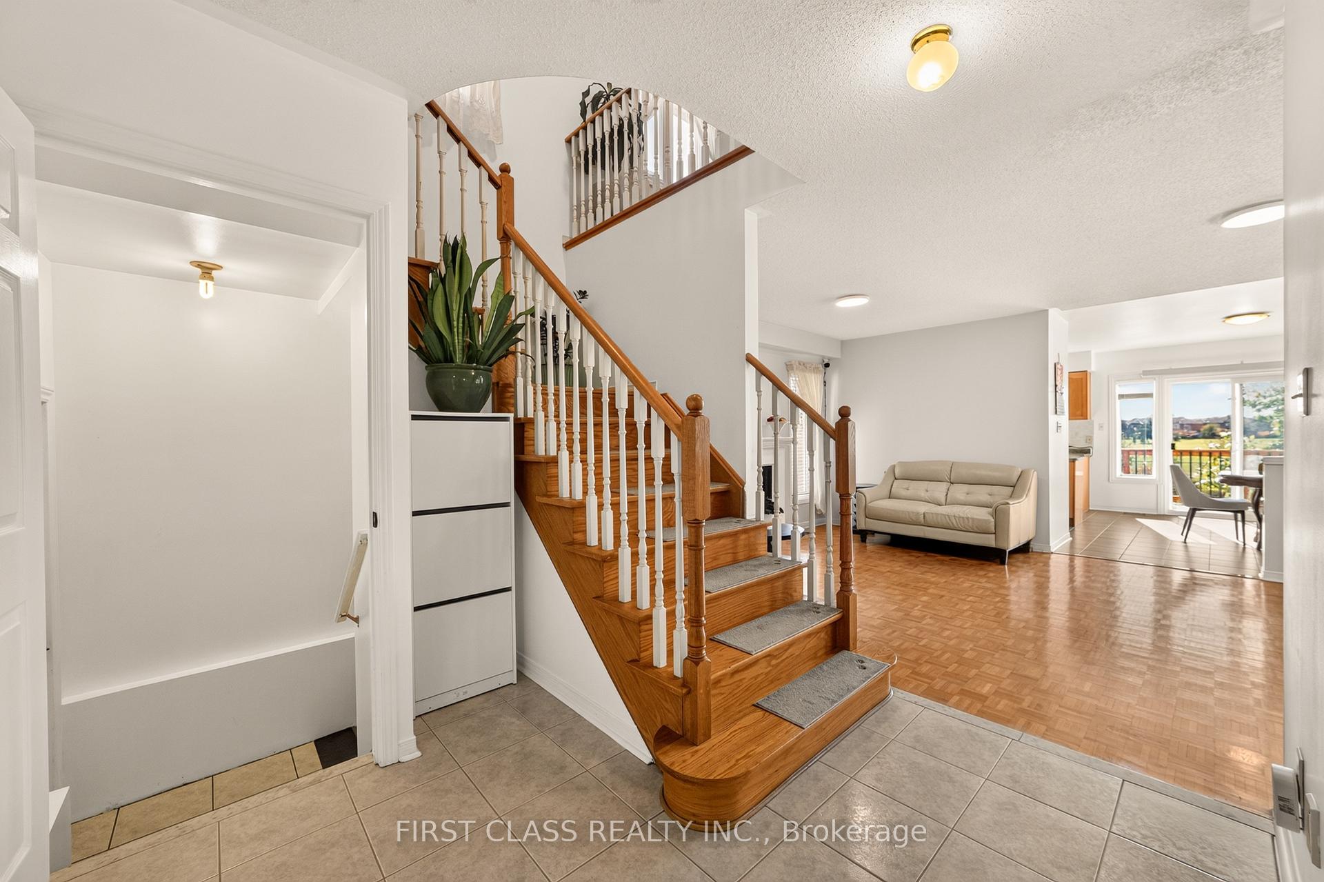 Photo 3 of 38 Pacific Wind Crescent, Brampton, Sandringham-Wellington — HOMEH