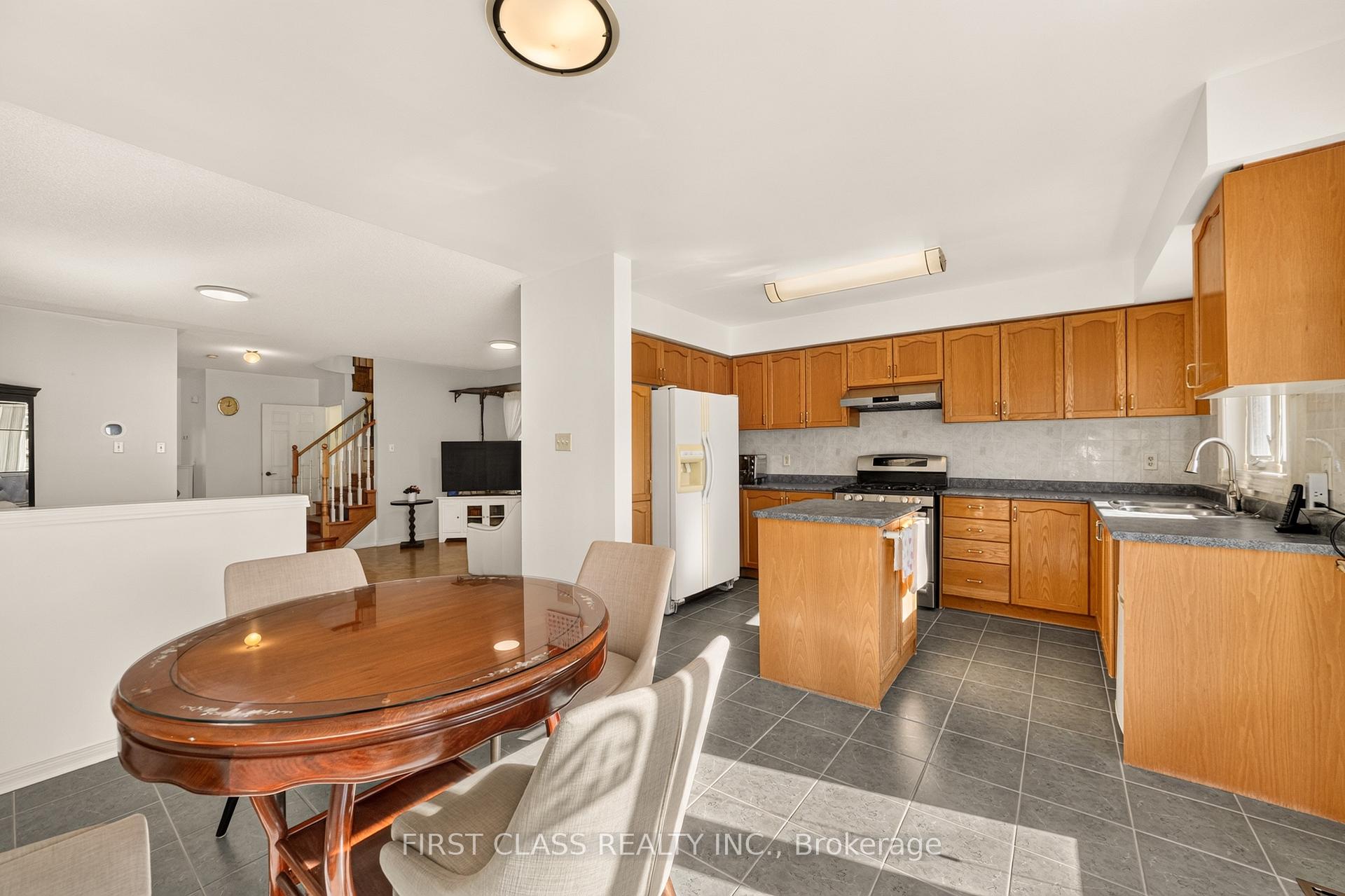 Photo 12 of 38 Pacific Wind Crescent, Brampton, Sandringham-Wellington — HOMEH