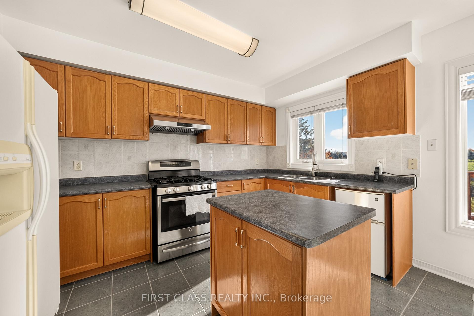 Photo 16 of 38 Pacific Wind Crescent, Brampton, Sandringham-Wellington — HOMEH