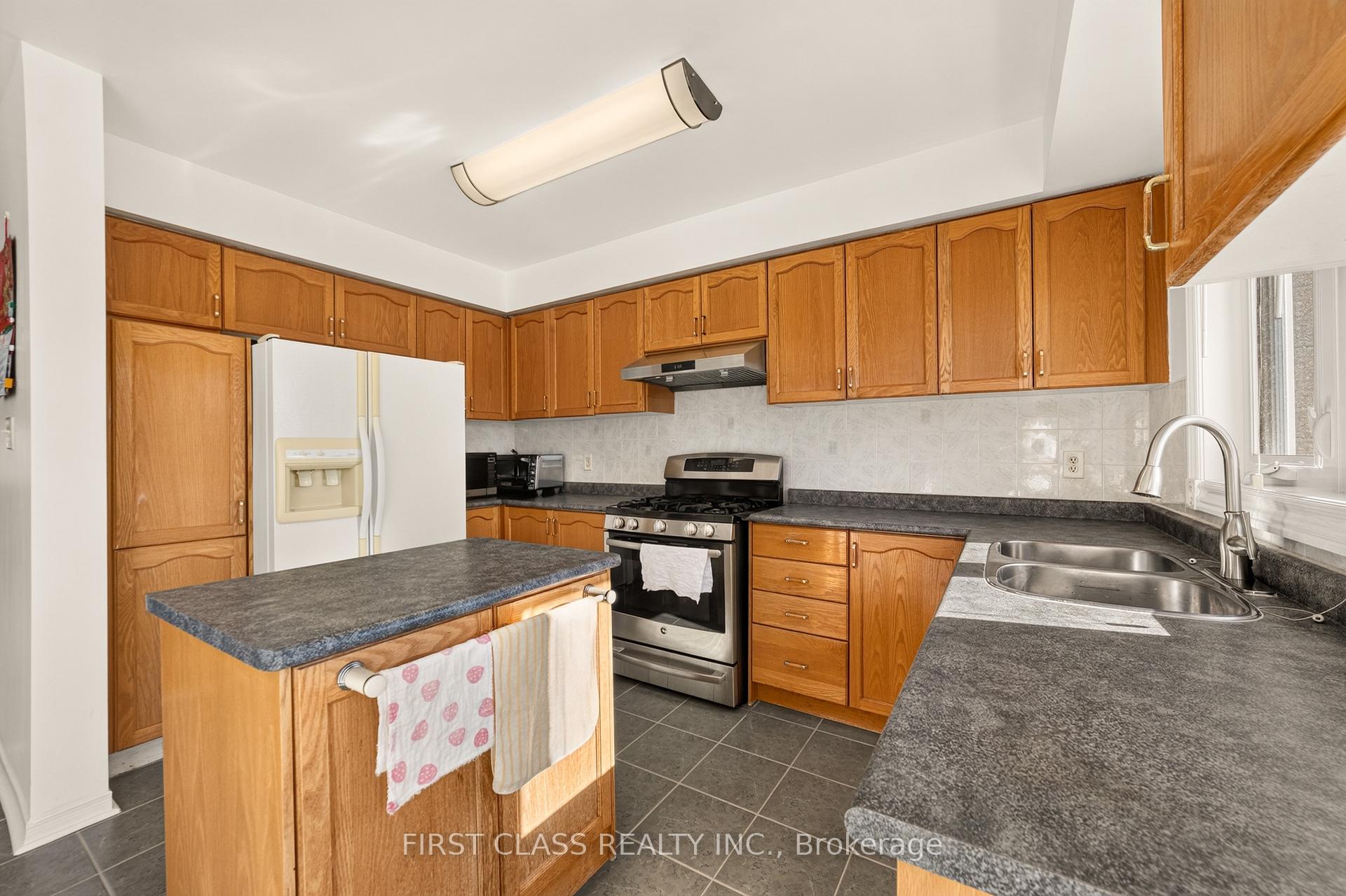 Photo 17 of 38 Pacific Wind Crescent, Brampton, Sandringham-Wellington — HOMEH