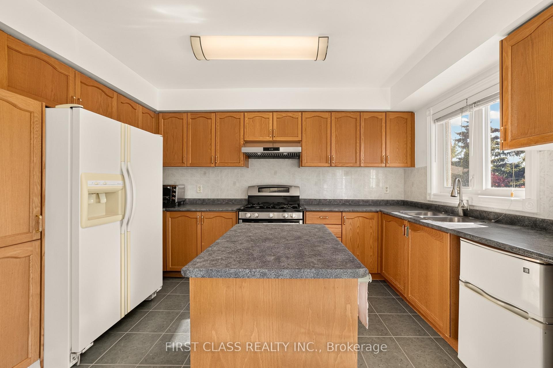 Photo 18 of 38 Pacific Wind Crescent, Brampton, Sandringham-Wellington — HOMEH