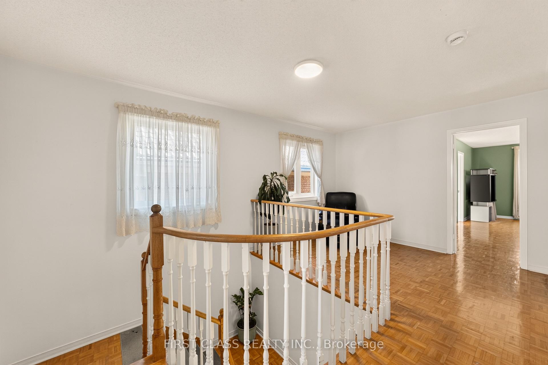 Photo 31 of 38 Pacific Wind Crescent, Brampton, Sandringham-Wellington — HOMEH