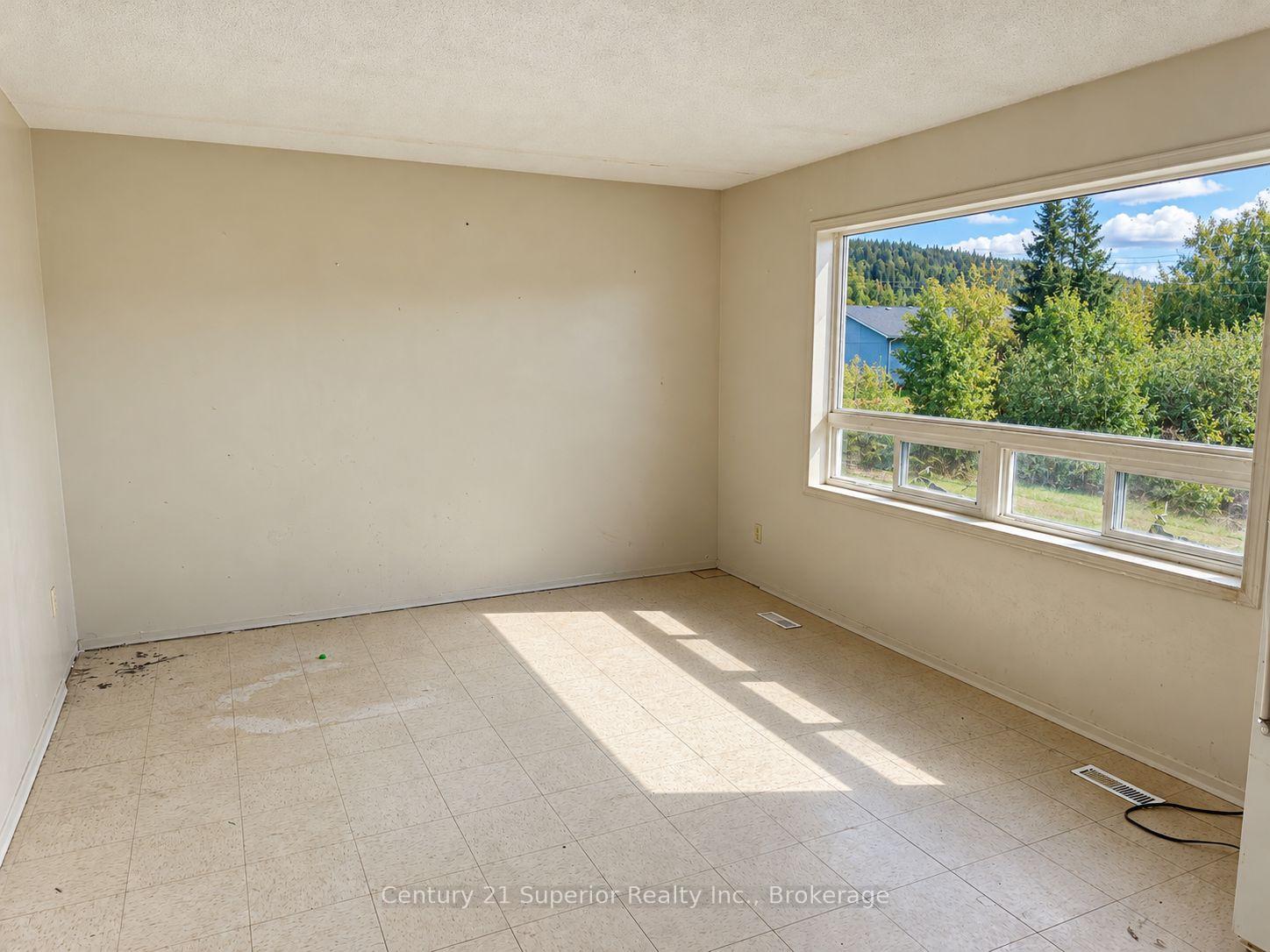Photo 11 of 107 Simon Street, Schreiber — HOMEH