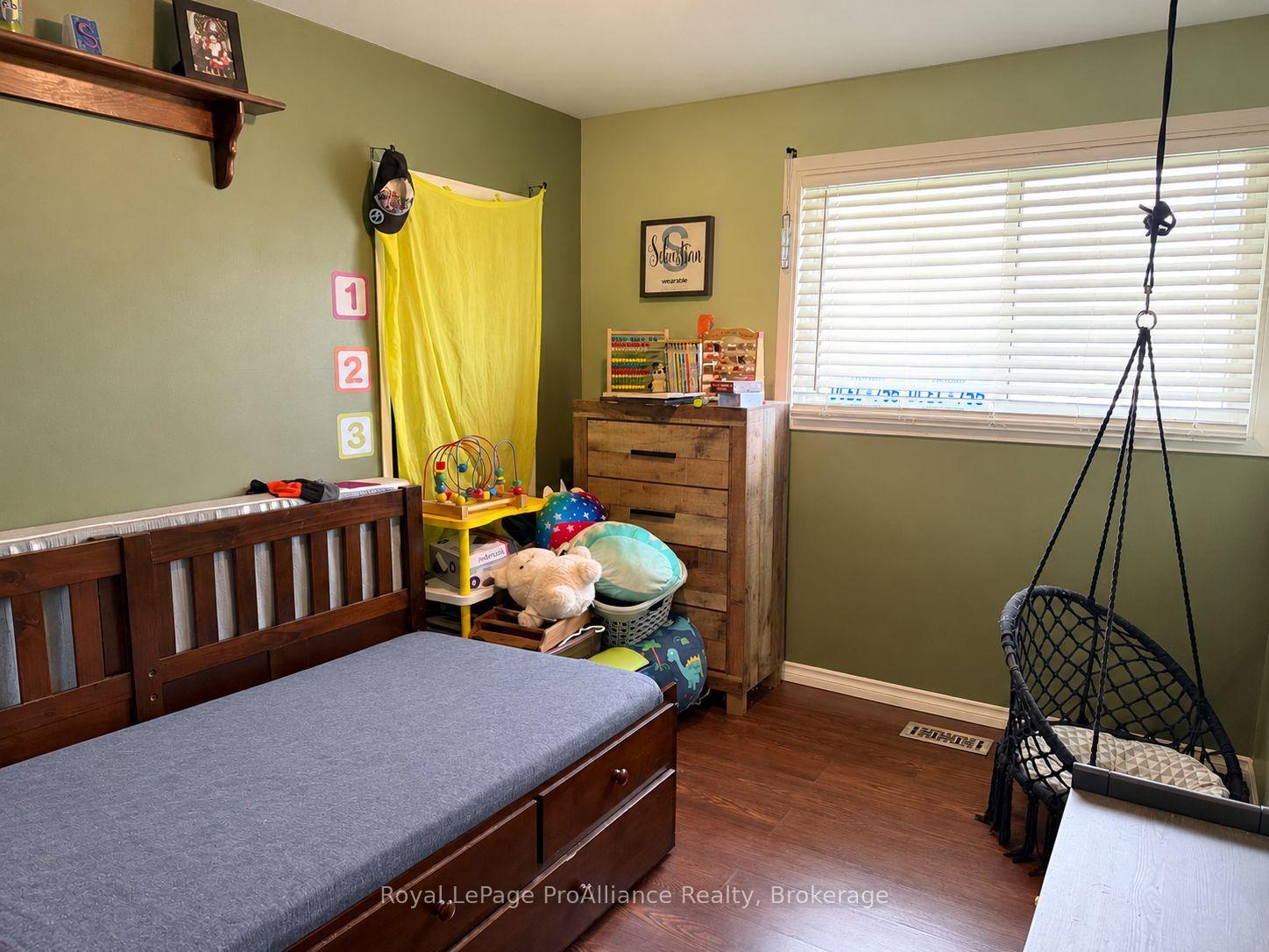 Photo 9 of 854 Barnardo Avenue, Peterborough, Northcrest Ward 5 — HOMEH