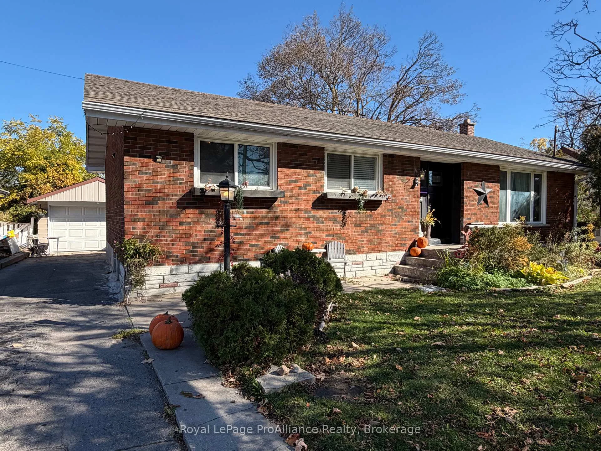 Photo 2 of 854 Barnardo Avenue, Peterborough, Northcrest Ward 5 — HOMEH