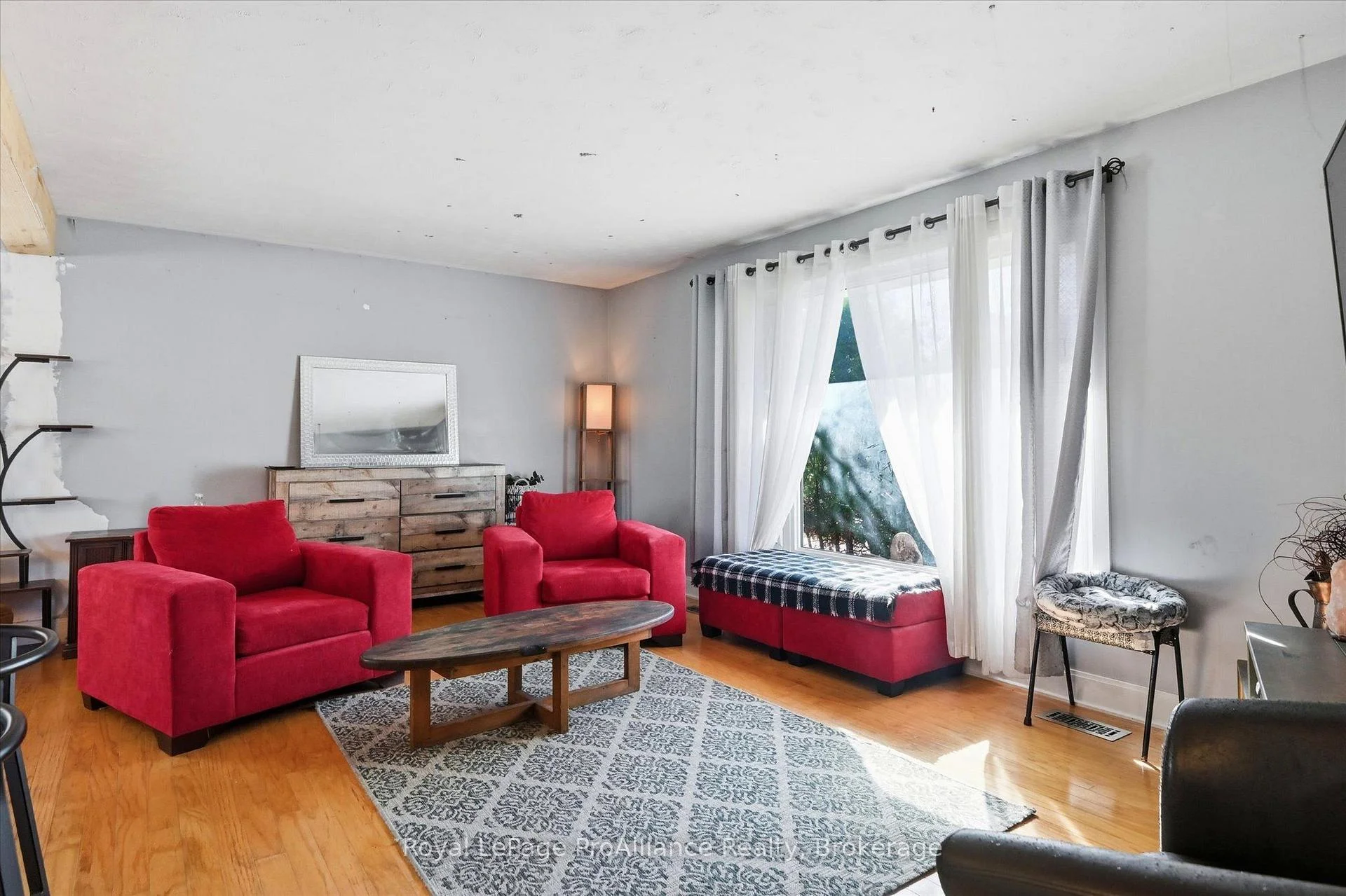 Photo 10 of 854 Barnardo Avenue, Peterborough, Northcrest Ward 5 — HOMEH