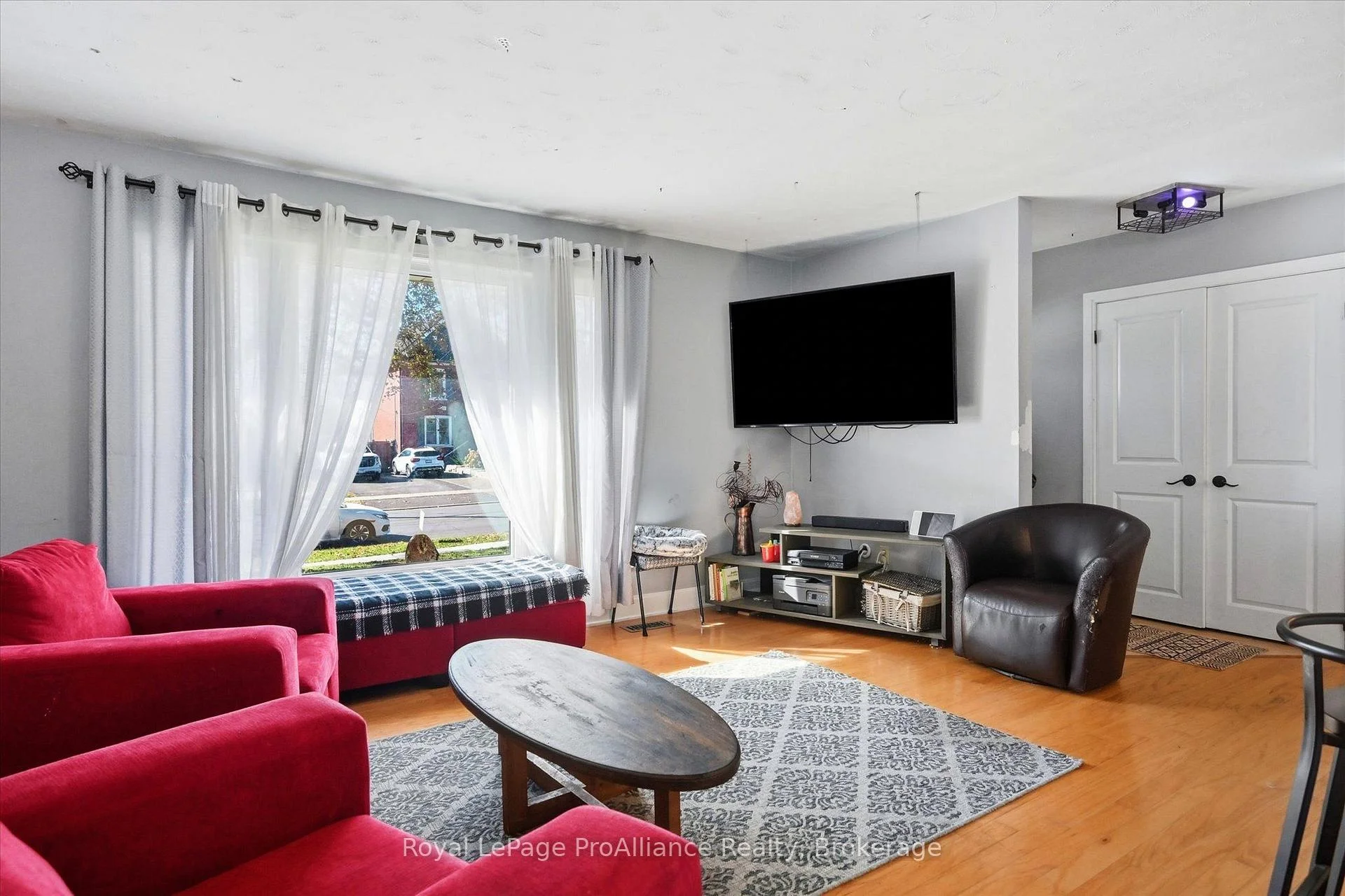 Photo 12 of 854 Barnardo Avenue, Peterborough, Northcrest Ward 5 — HOMEH