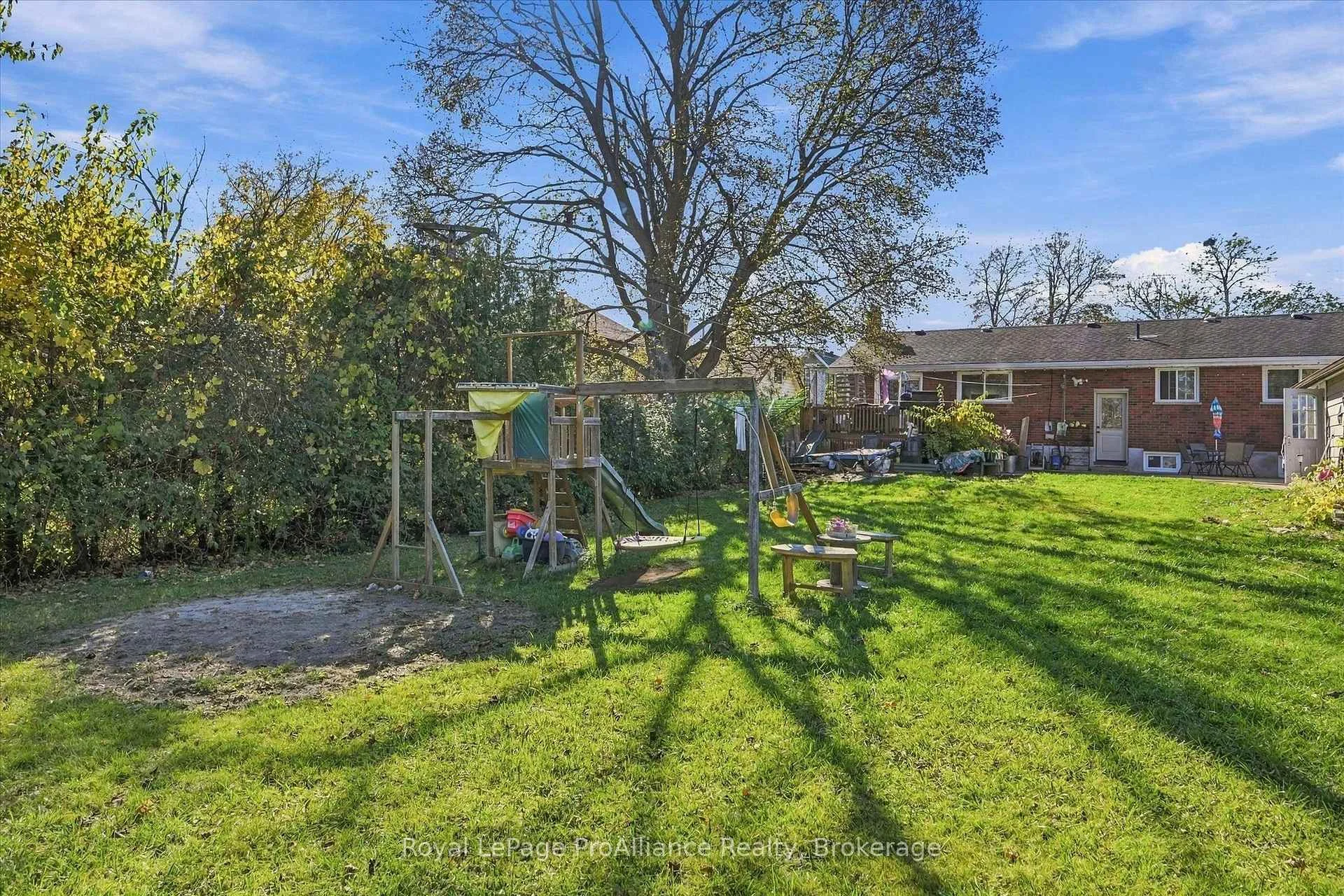 Photo 64 of 854 Barnardo Avenue, Peterborough, Northcrest Ward 5 — HOMEH