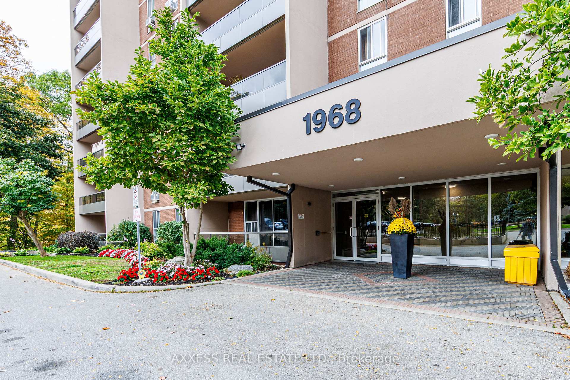 Photo 2 of Unit 902, 1968 Main Street W, Hamilton, Ainslie Wood — HOMEH