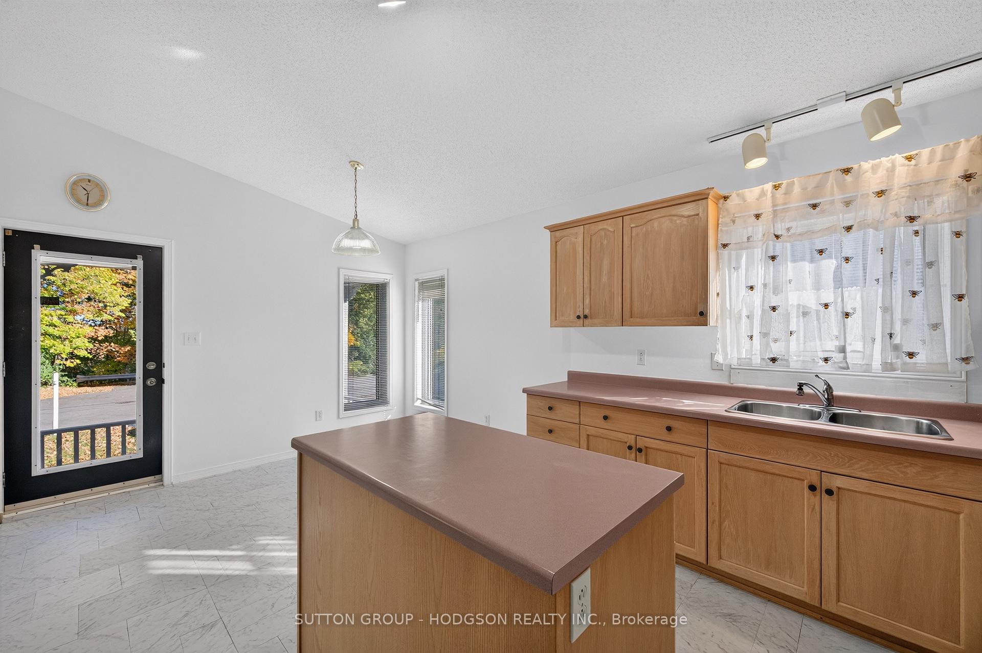 Photo 11 of 105 Tecumseh Avenue W, London, South E — HOMEH
