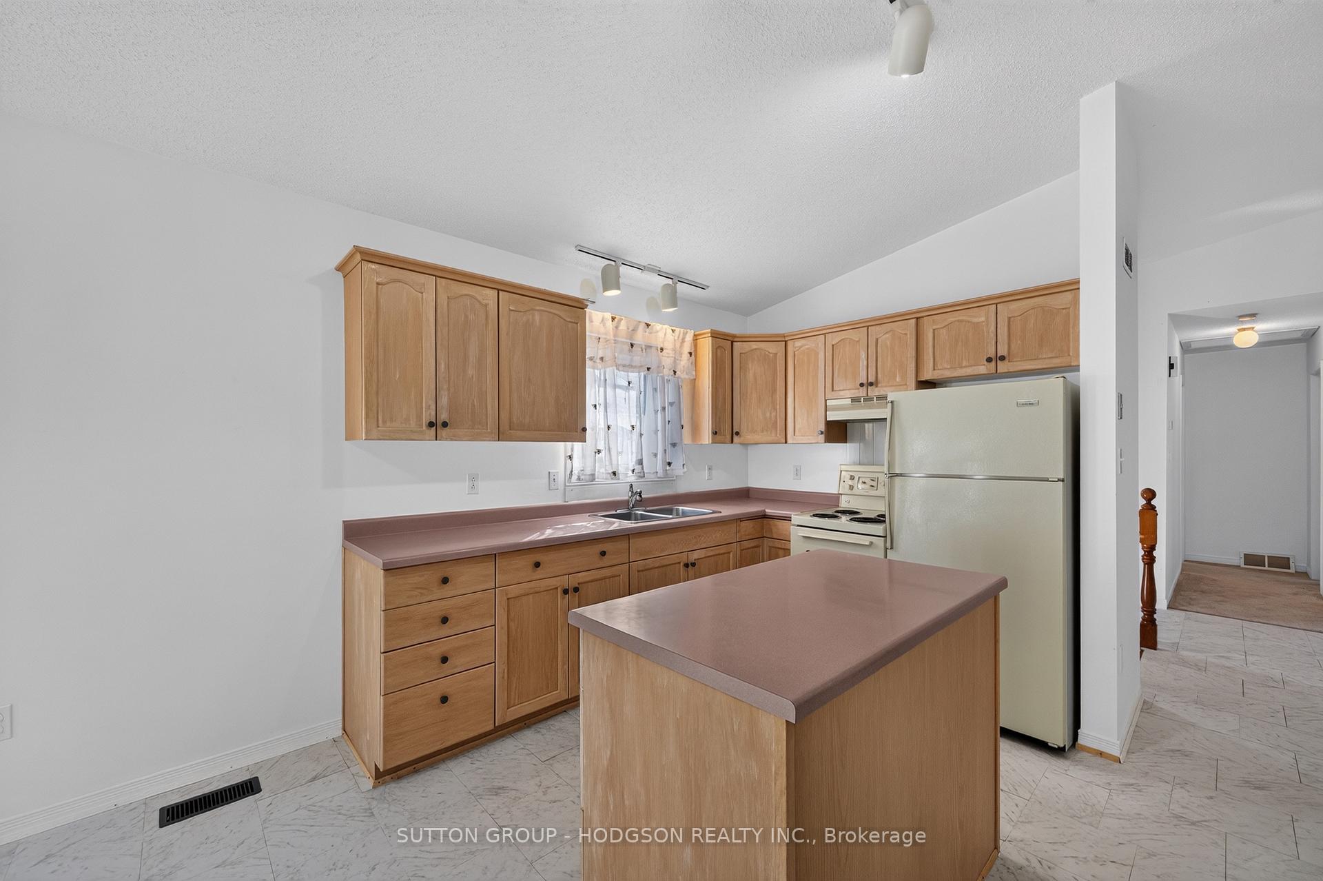 Photo 12 of 105 Tecumseh Avenue W, London, South E — HOMEH