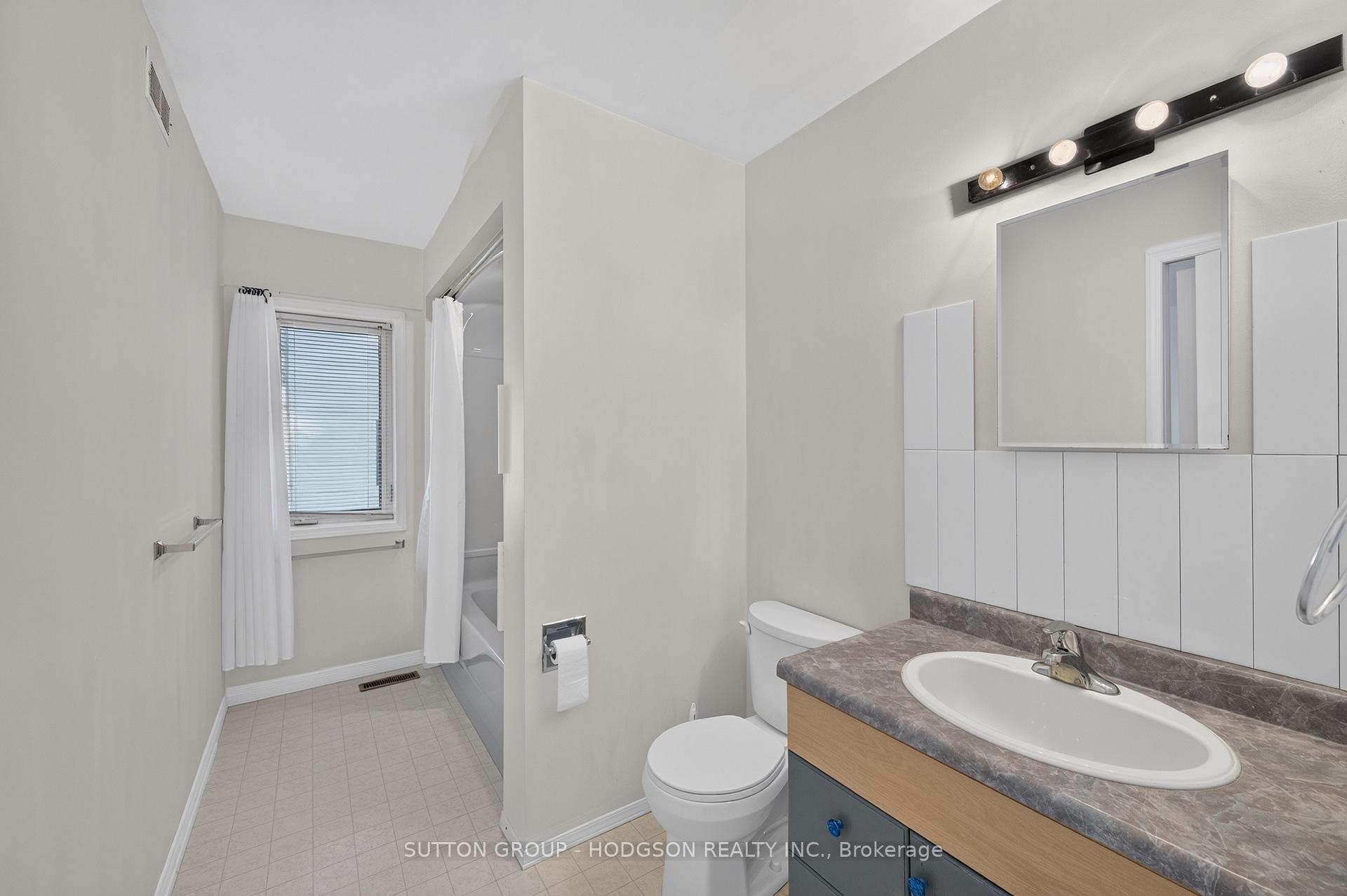Photo 21 of 105 Tecumseh Avenue W, London, South E — HOMEH