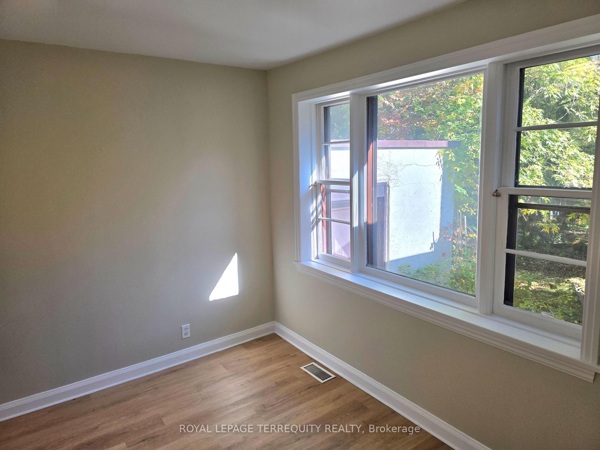 Photo 4 of 107 Cliffcrest Drive, Scarborough, Cliffcrest — HOMEH