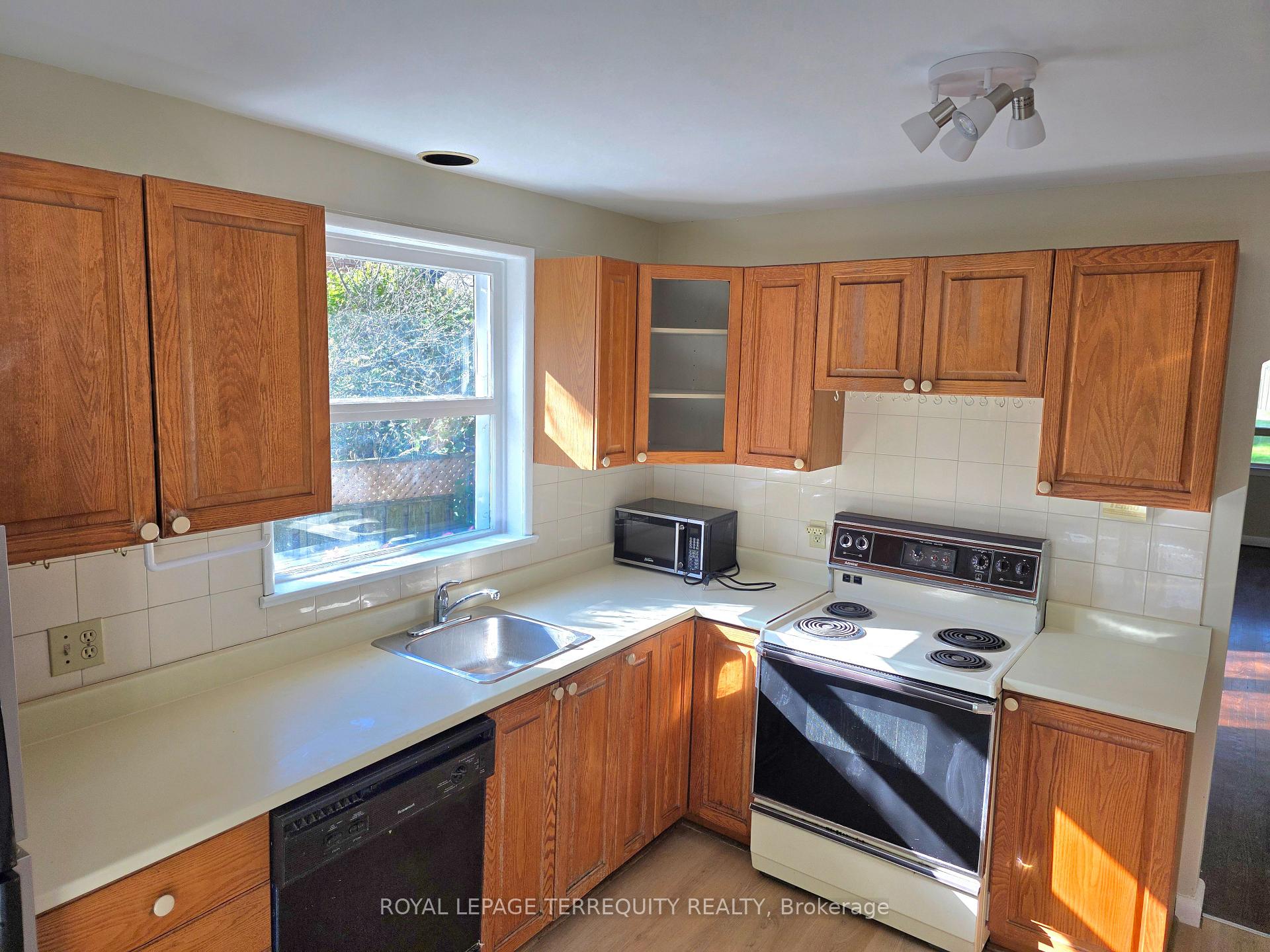 Photo 12 of 107 Cliffcrest Drive, Scarborough, Cliffcrest — HOMEH