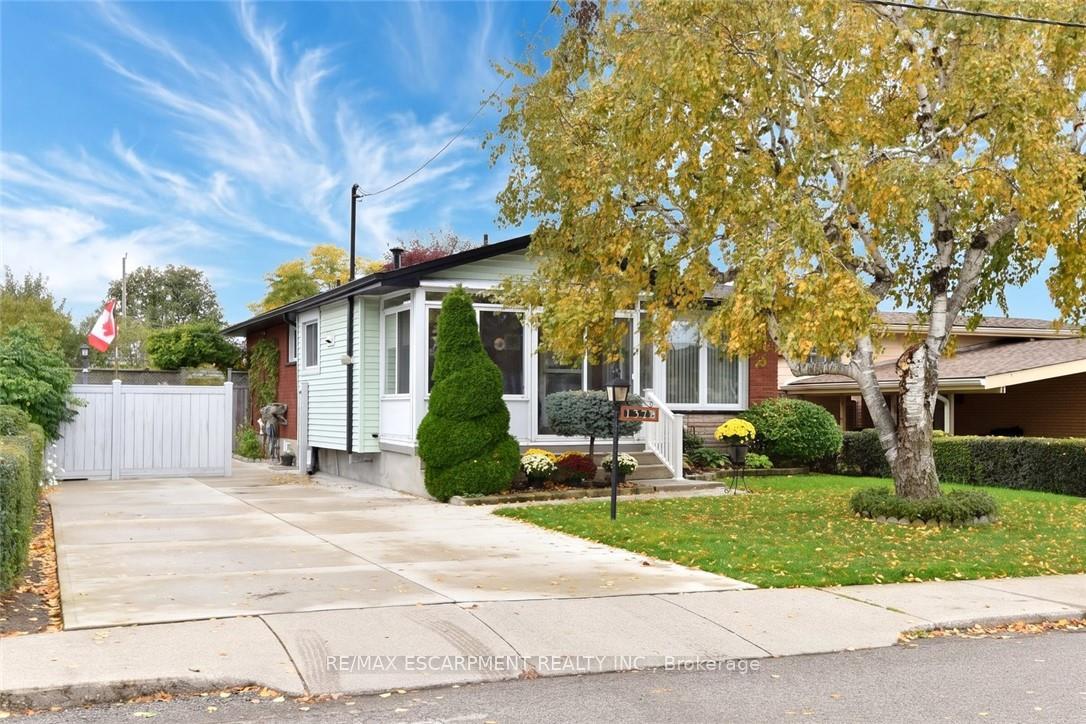 Photo 2 of 137 Fielding Crescent, Hamilton, Lawfield — HOMEH
