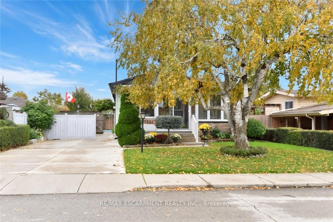 Photo 3 of 137 Fielding Crescent, Hamilton, Lawfield — HOMEH