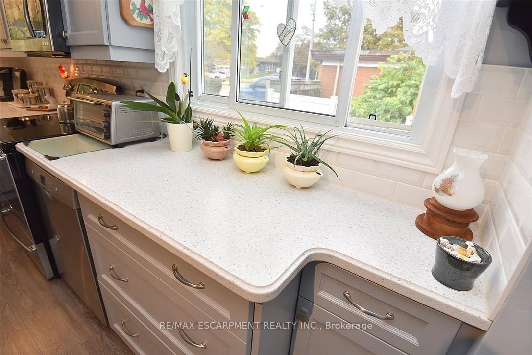 Photo 12 of 137 Fielding Crescent, Hamilton, Lawfield — HOMEH