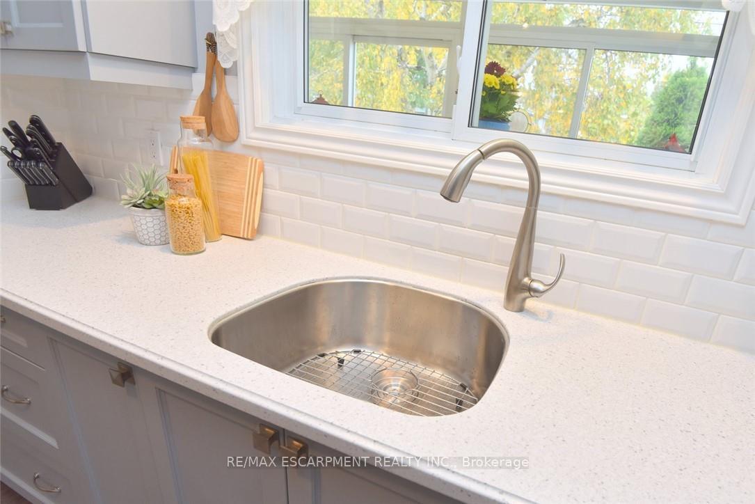 Photo 17 of 137 Fielding Crescent, Hamilton, Lawfield — HOMEH