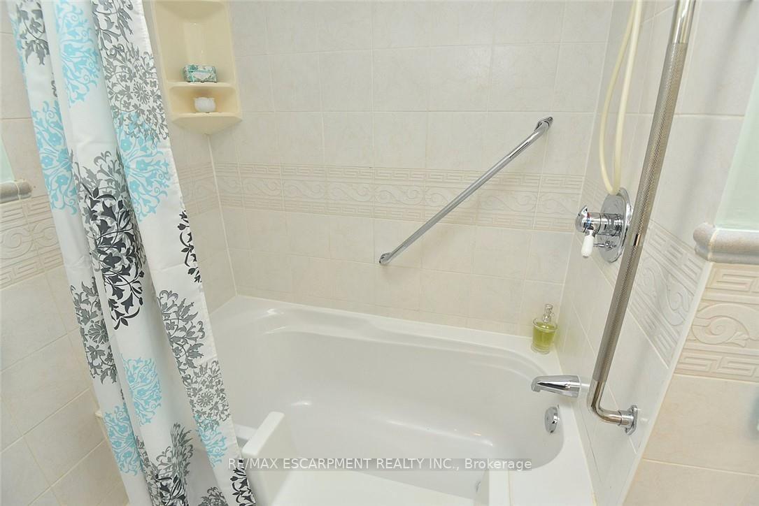 Photo 24 of 137 Fielding Crescent, Hamilton, Lawfield — HOMEH