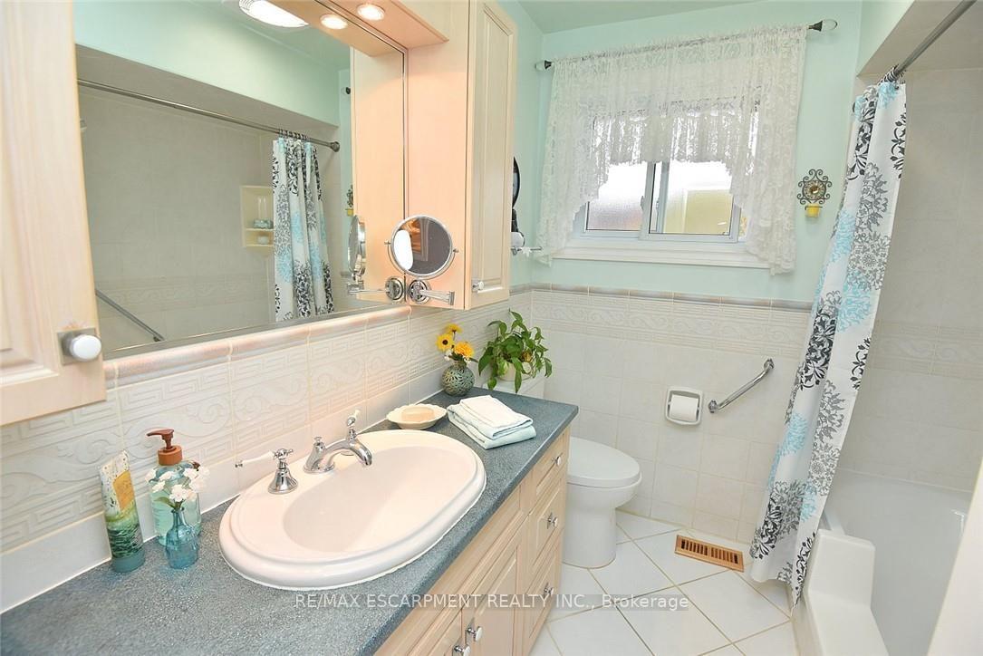 Photo 26 of 137 Fielding Crescent, Hamilton, Lawfield — HOMEH