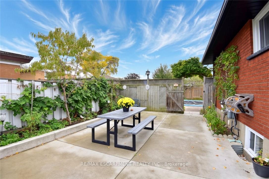 Photo 38 of 137 Fielding Crescent, Hamilton, Lawfield — HOMEH