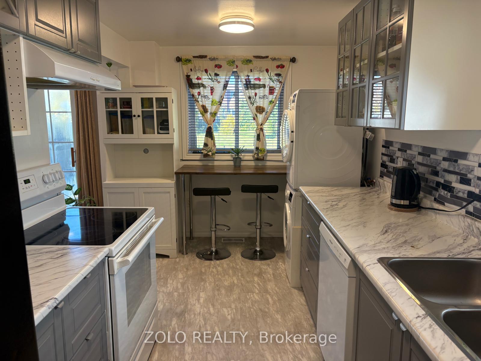 Photo 11 of 147 Burns Circle, Barrie, Letitia Heights — HOMEH