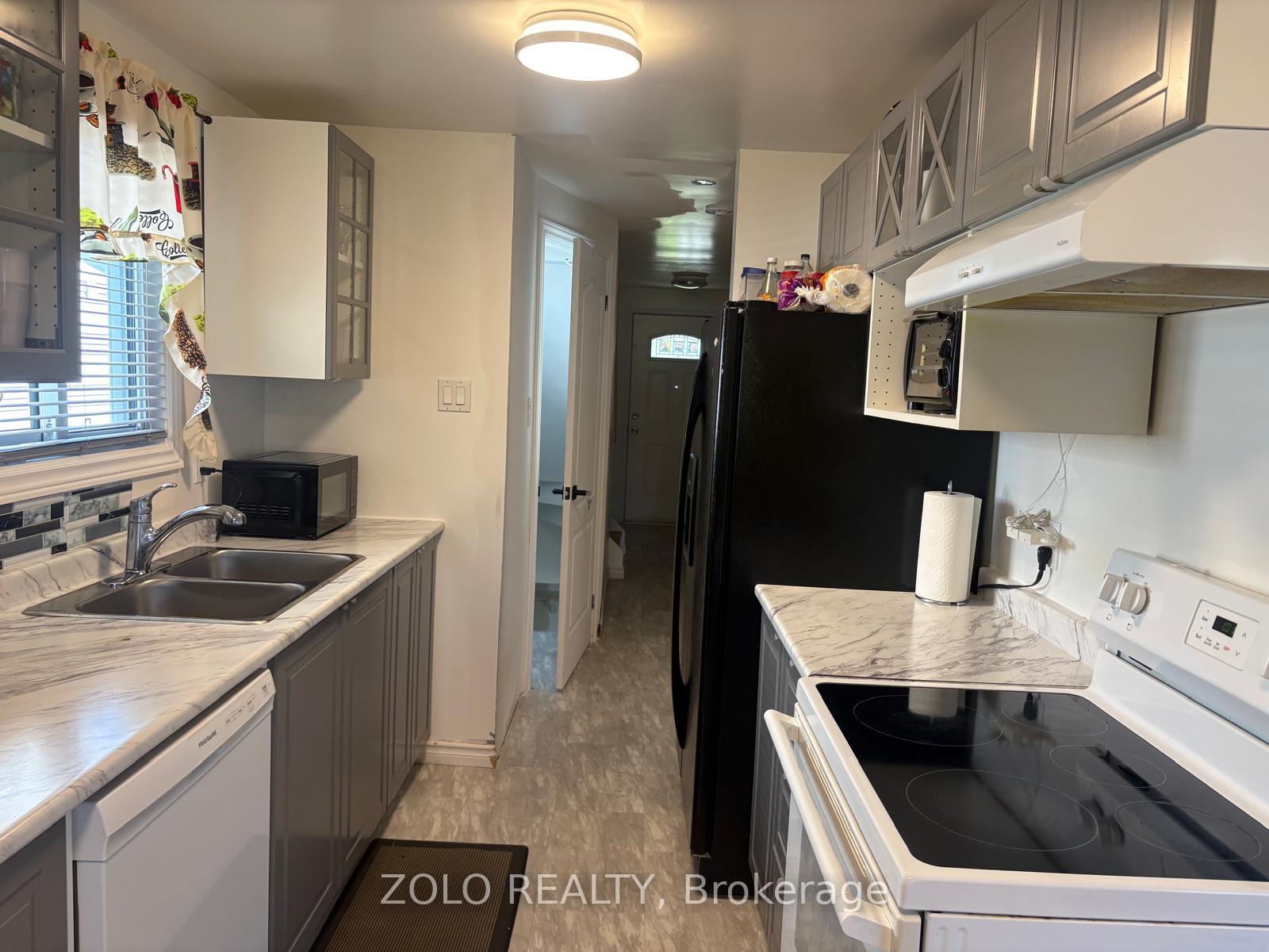 Photo 12 of 147 Burns Circle, Barrie, Letitia Heights — HOMEH
