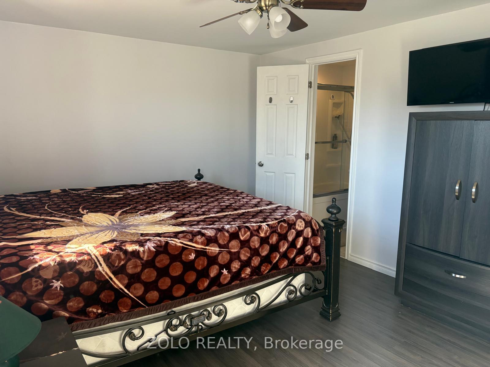 Photo 17 of 147 Burns Circle, Barrie, Letitia Heights — HOMEH