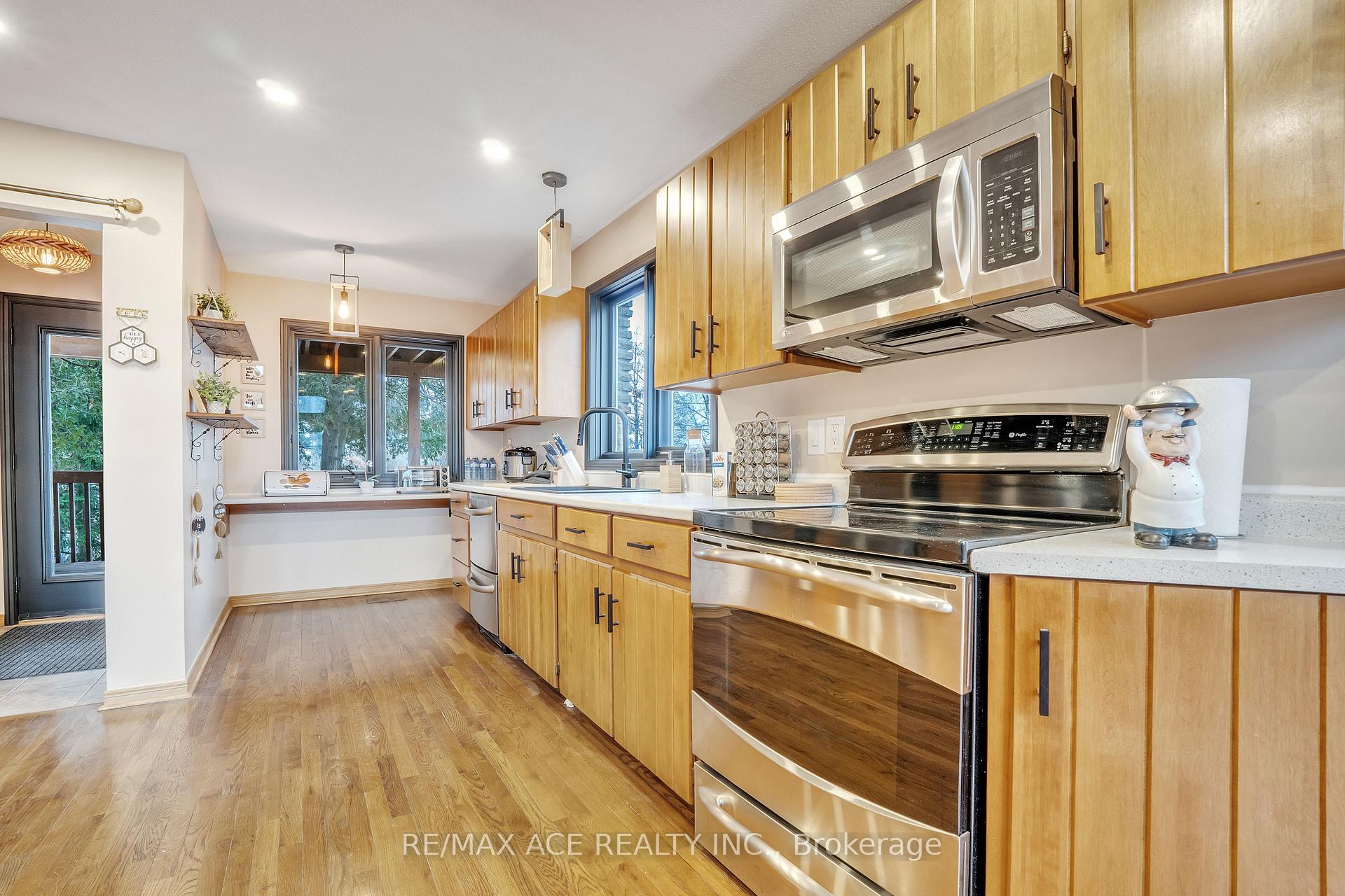 Photo 23 of 52 West Beach Road, Clarington, Bowmanville — HOMEH