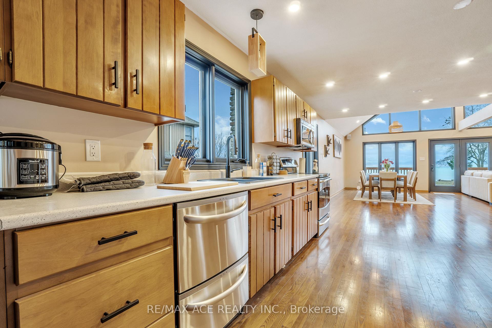 Photo 24 of 52 West Beach Road, Clarington, Bowmanville — HOMEH