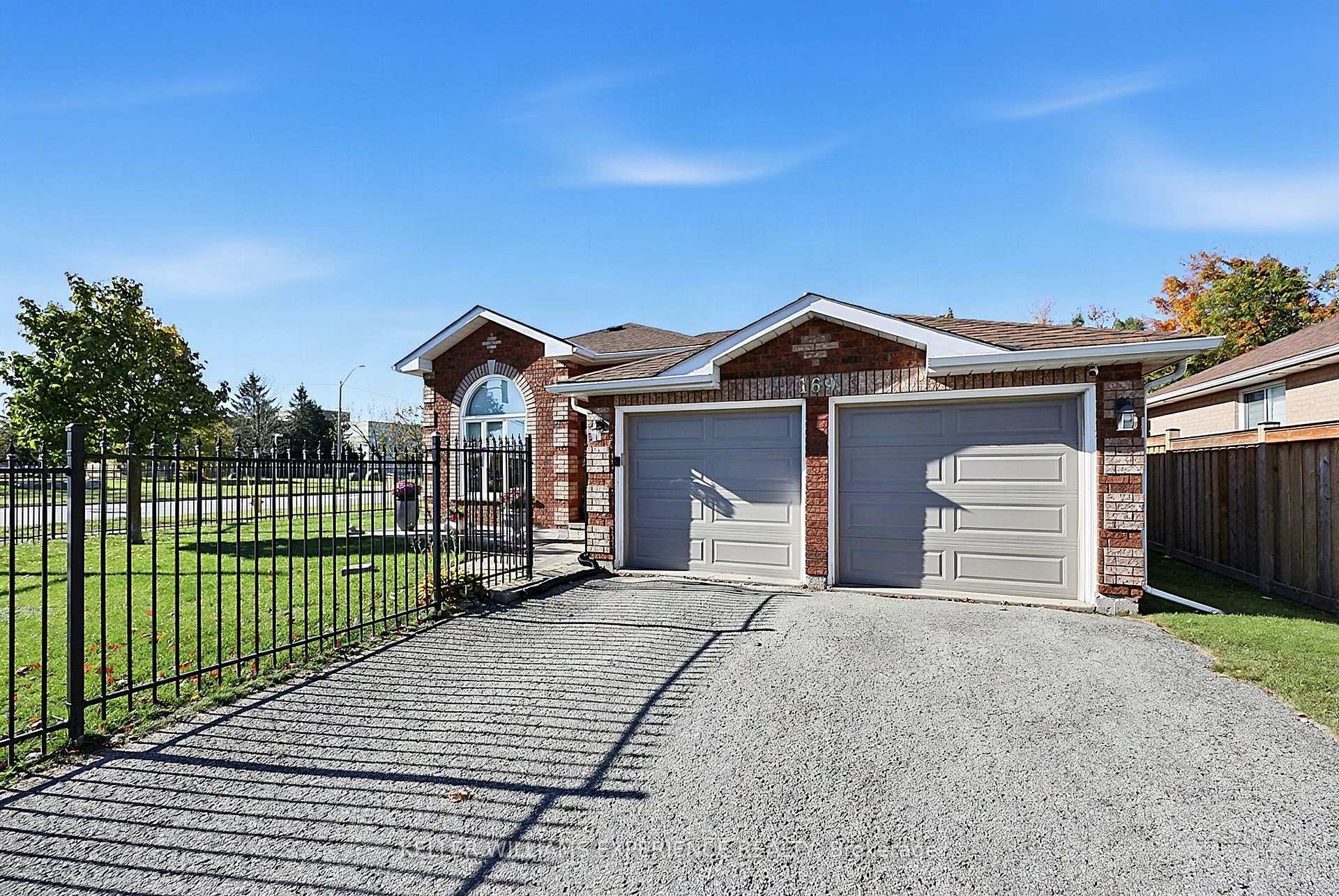 Photo 3 of 169 Emms Drive, Barrie, Holly — HOMEH