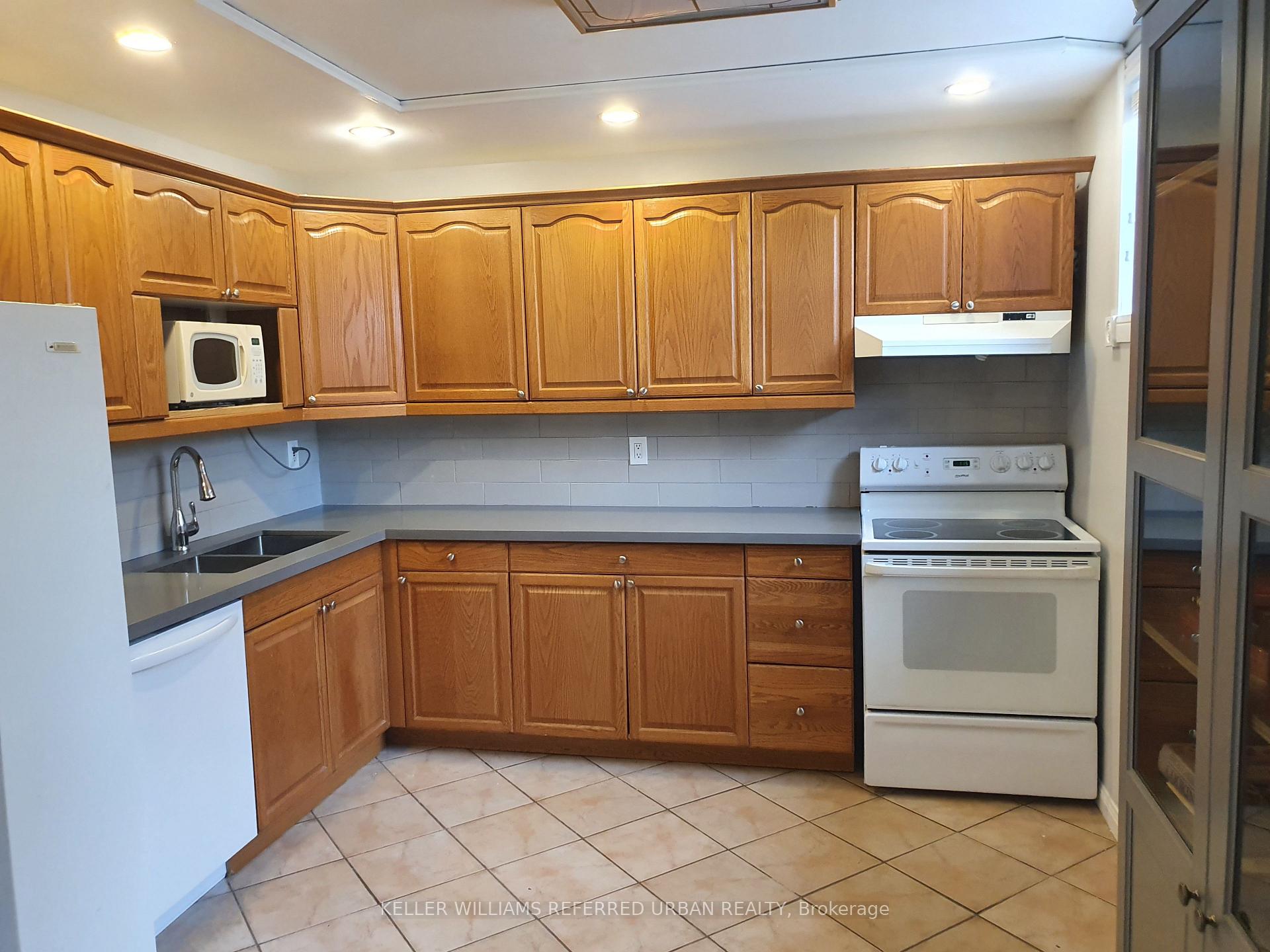 Photo 4 of Unit Basement, 3352 Ellengale Drive, Mississauga, Erindale — HOMEH