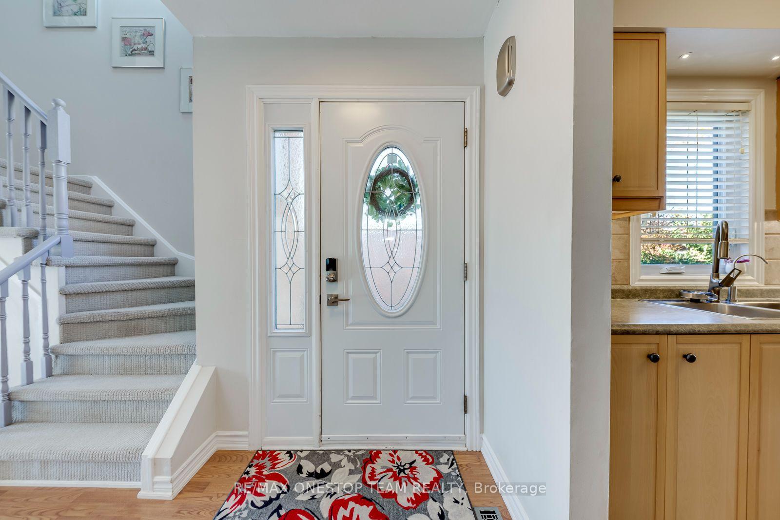 Photo 3 of 2070 Glenada Crescent, Oakville, Wedgewood Creek — HOMEH