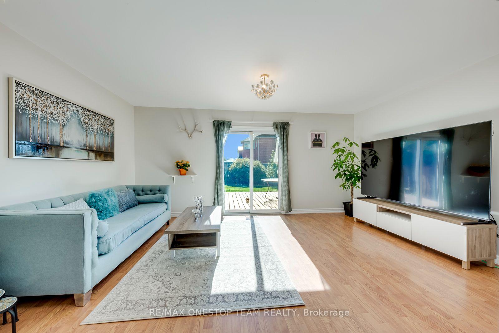 Photo 8 of 2070 Glenada Crescent, Oakville, Wedgewood Creek — HOMEH