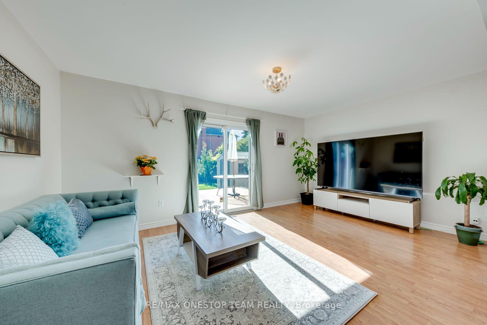 Photo 9 of 2070 Glenada Crescent, Oakville, Wedgewood Creek — HOMEH