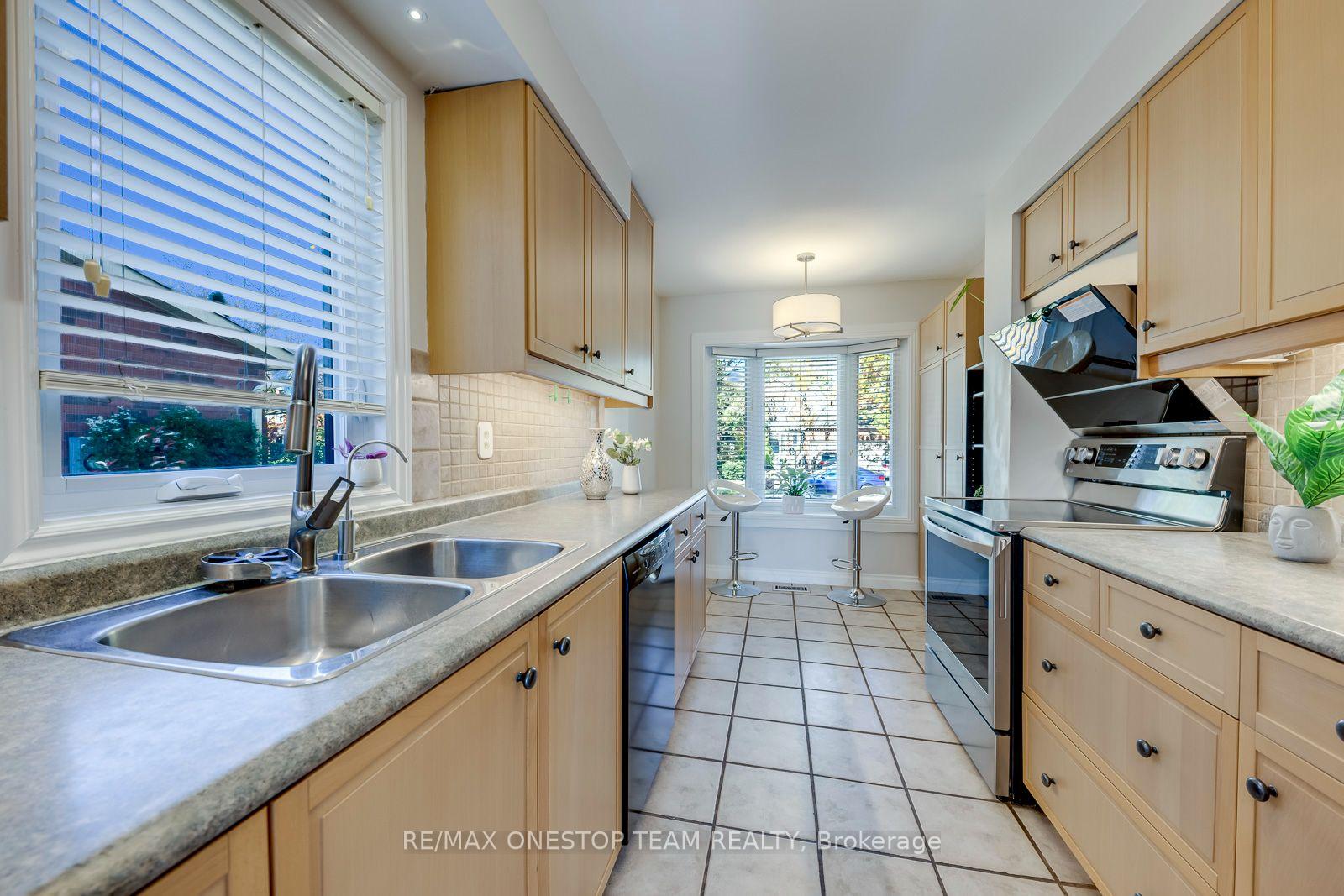 Photo 13 of 2070 Glenada Crescent, Oakville, Wedgewood Creek — HOMEH