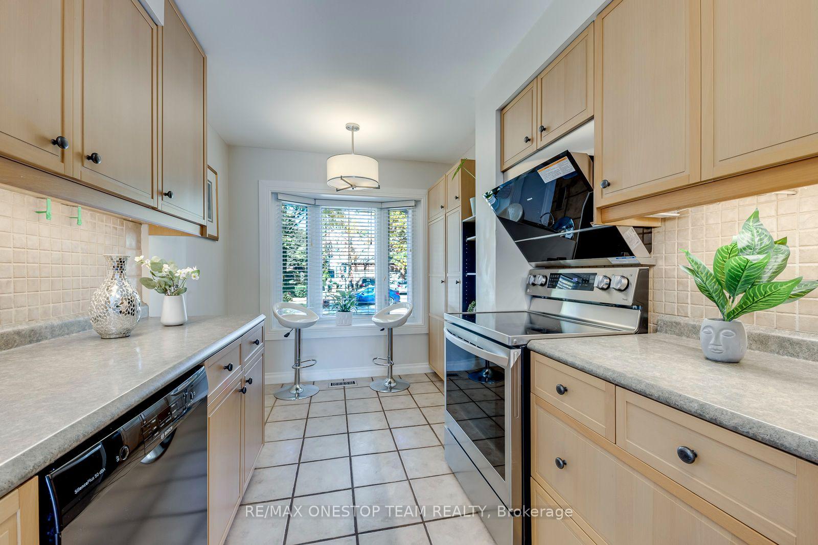 Photo 14 of 2070 Glenada Crescent, Oakville, Wedgewood Creek — HOMEH