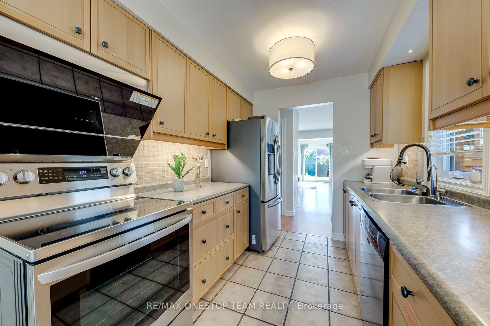 Photo 16 of 2070 Glenada Crescent, Oakville, Wedgewood Creek — HOMEH