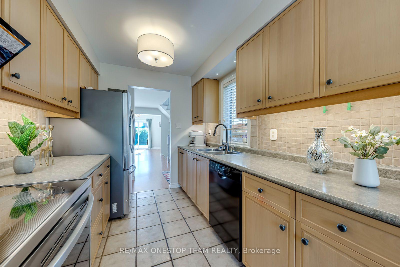 Photo 17 of 2070 Glenada Crescent, Oakville, Wedgewood Creek — HOMEH