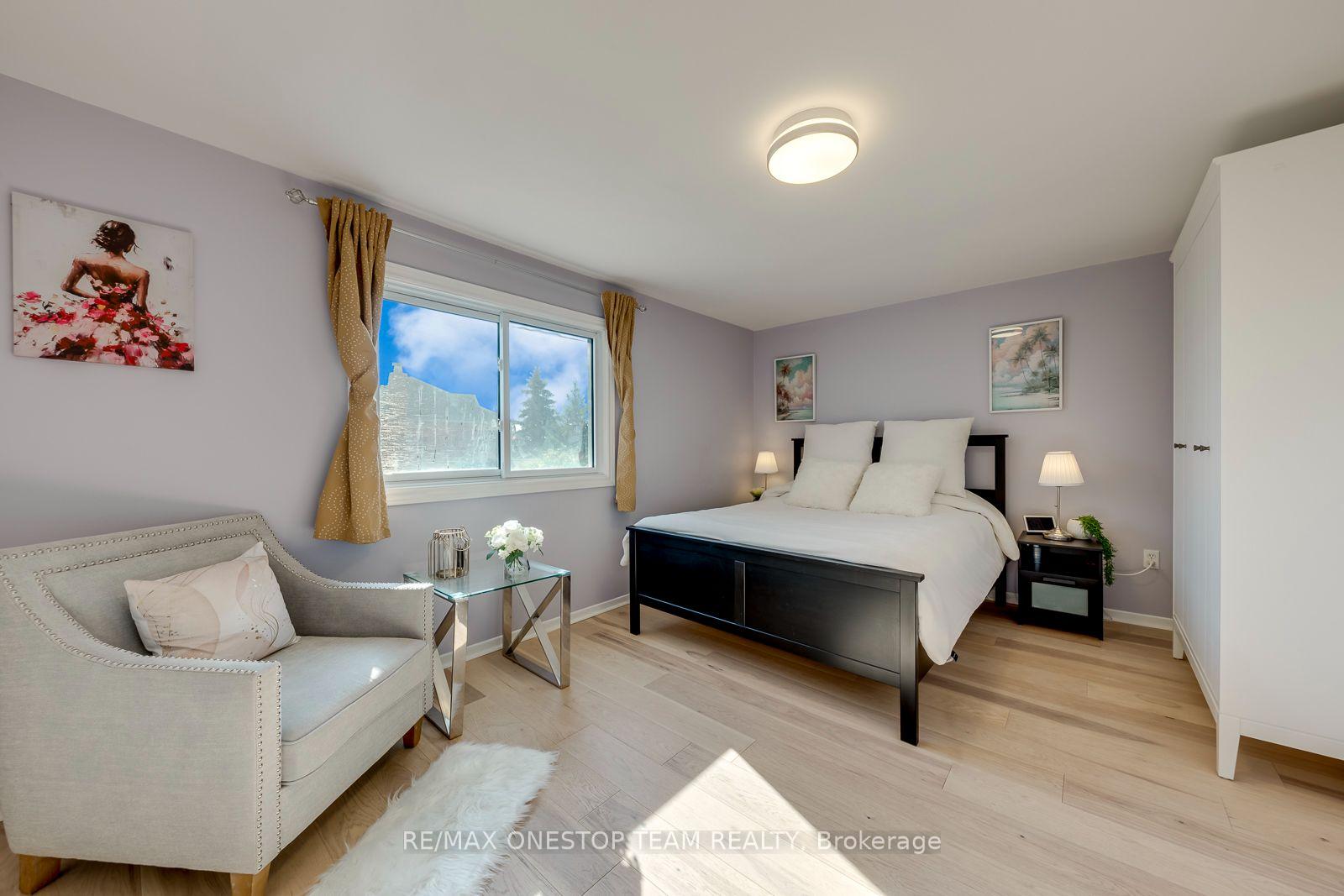 Photo 24 of 2070 Glenada Crescent, Oakville, Wedgewood Creek — HOMEH