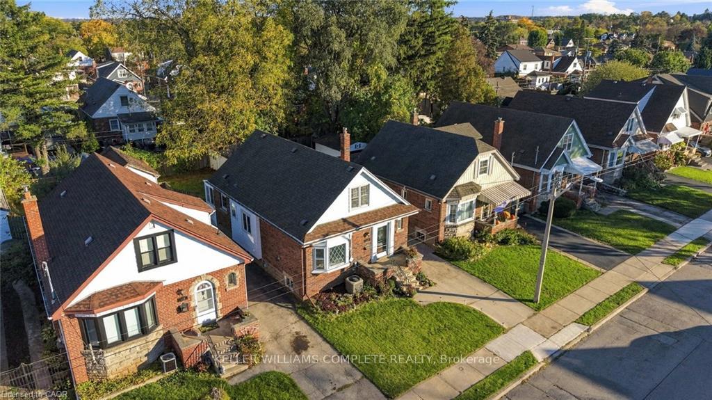 Photo 3 of 143 Huxley Avenue S, Hamilton, Delta — HOMEH