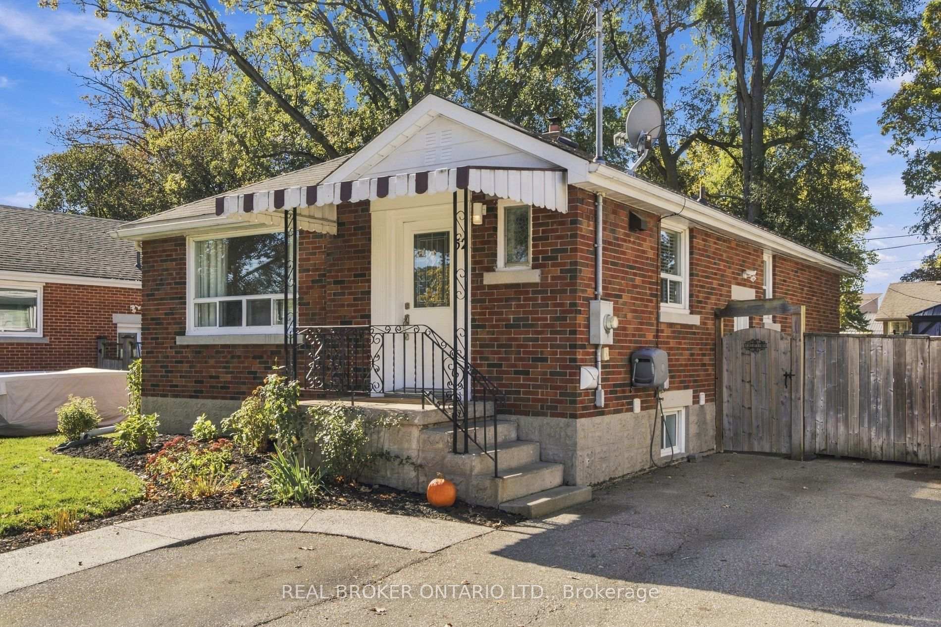 Photo 3 of 52 Dudhope Avenue, Cambridge, Christopher-Champlain — HOMEH