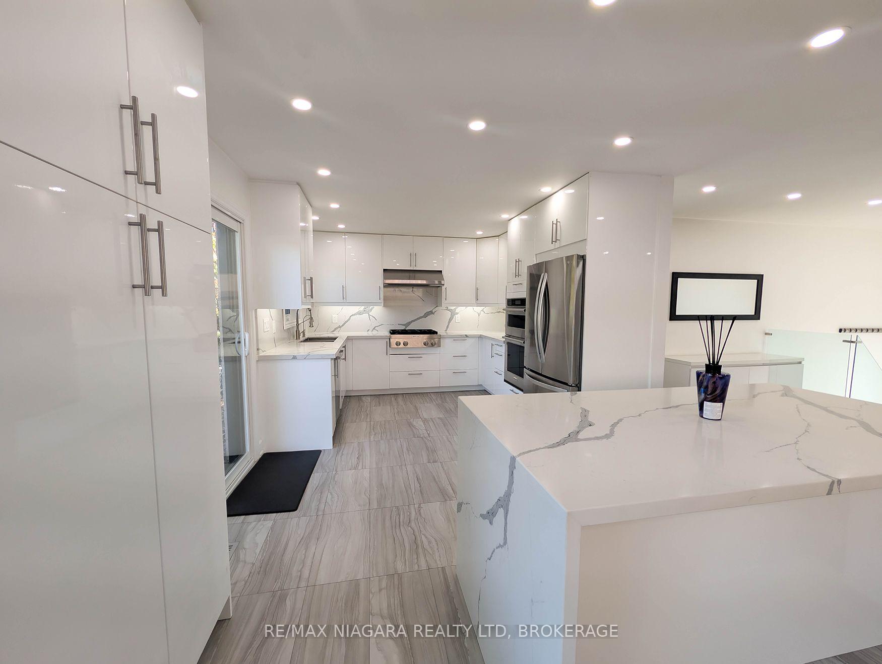 Photo 8 of 2474 Bridge Road, Oakville, West — HOMEH