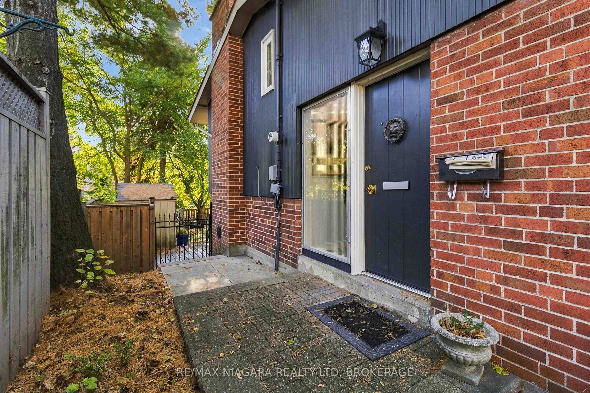 Photo 2 of Unit Main, 1852 Truscott Drive, Mississauga, Clarkson — HOMEH