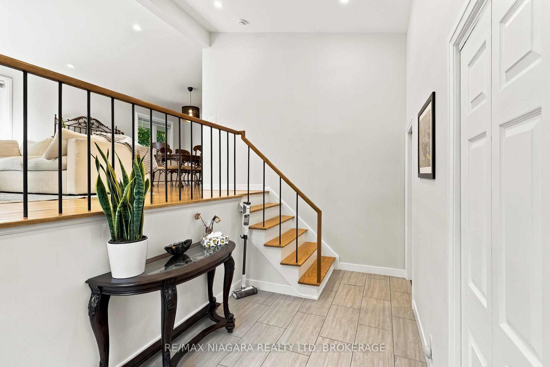 Photo 3 of Unit Main, 1852 Truscott Drive, Mississauga, Clarkson — HOMEH
