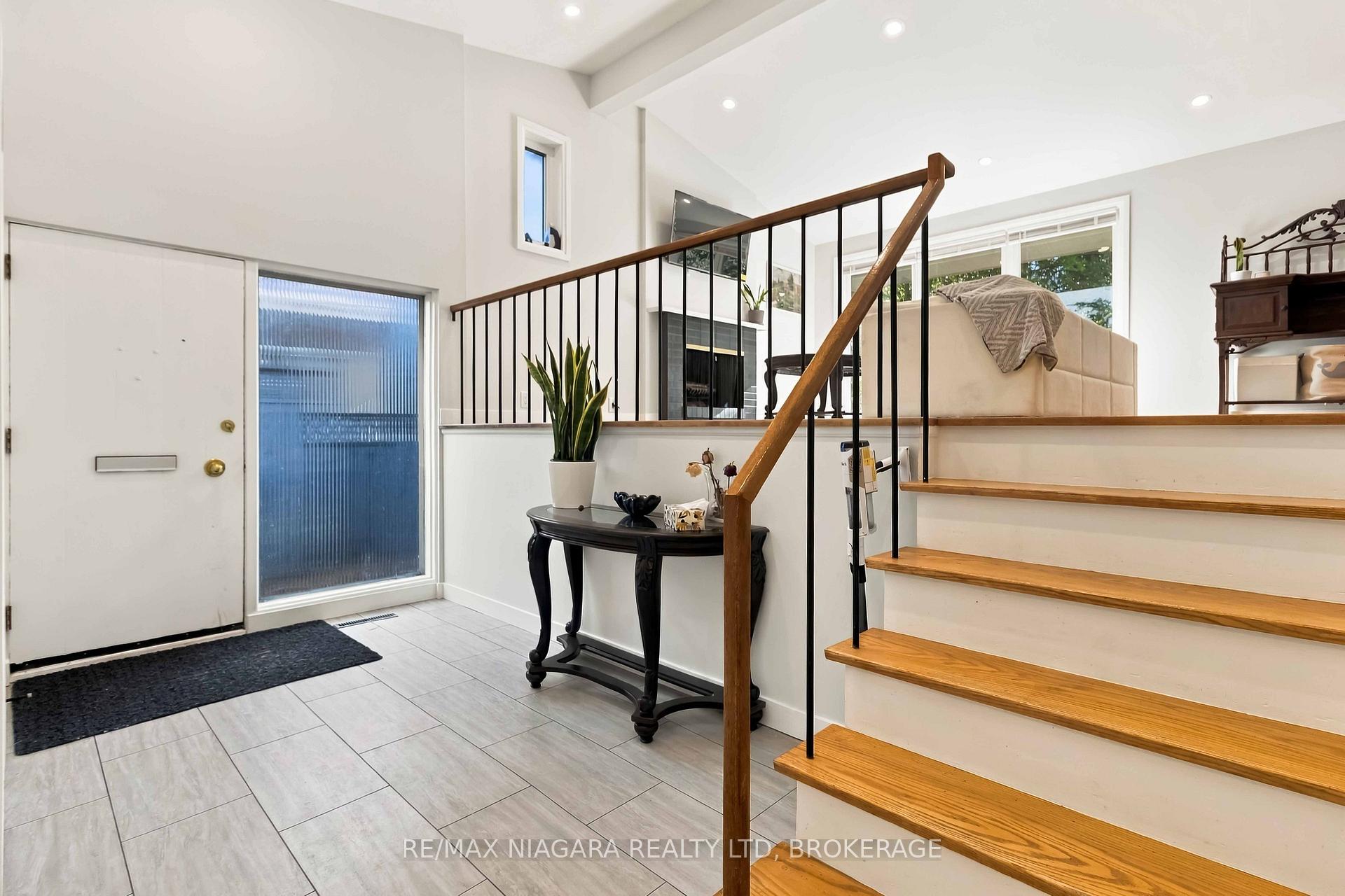 Photo 4 of Unit Main, 1852 Truscott Drive, Mississauga, Clarkson — HOMEH