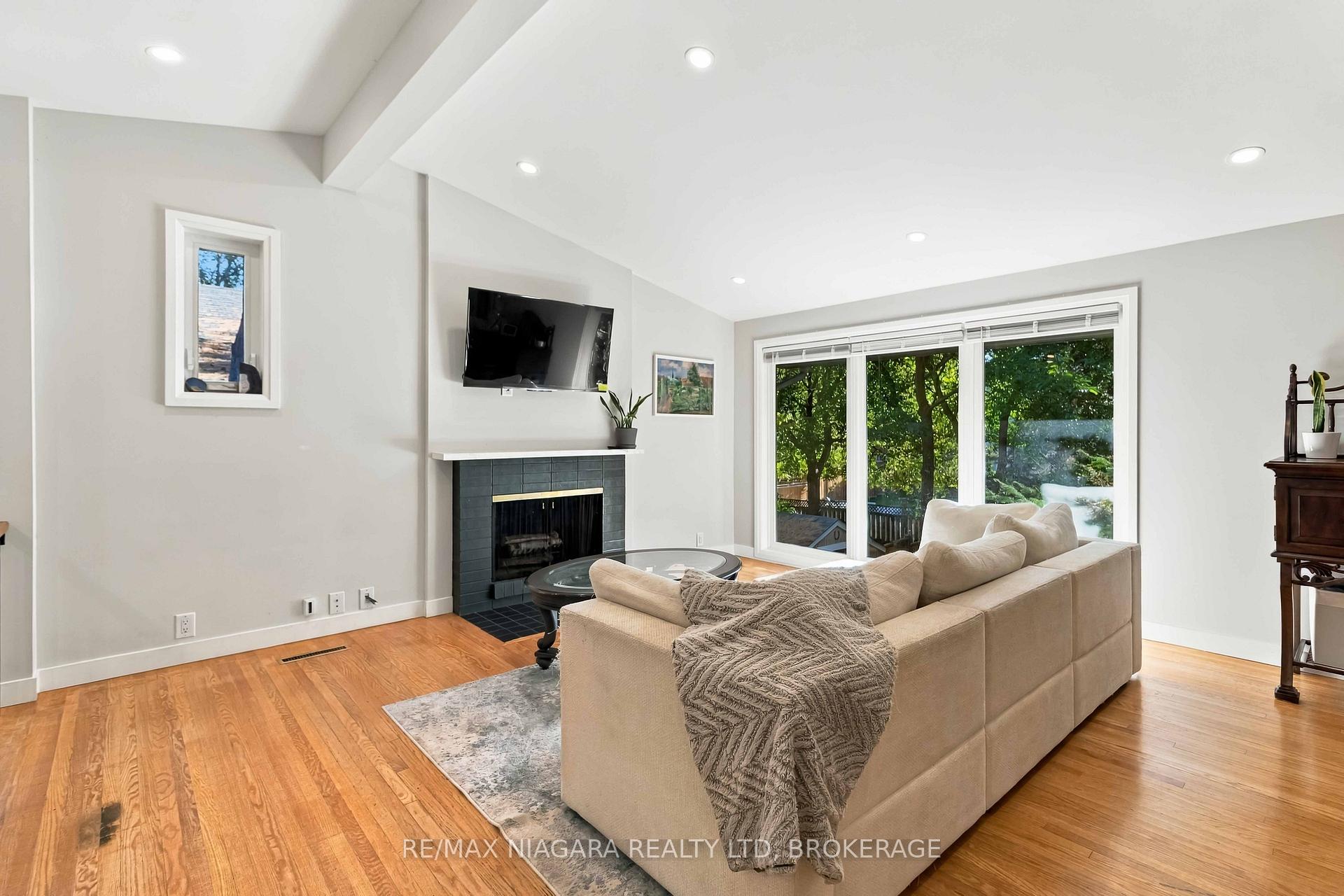 Photo 5 of Unit Main, 1852 Truscott Drive, Mississauga, Clarkson — HOMEH