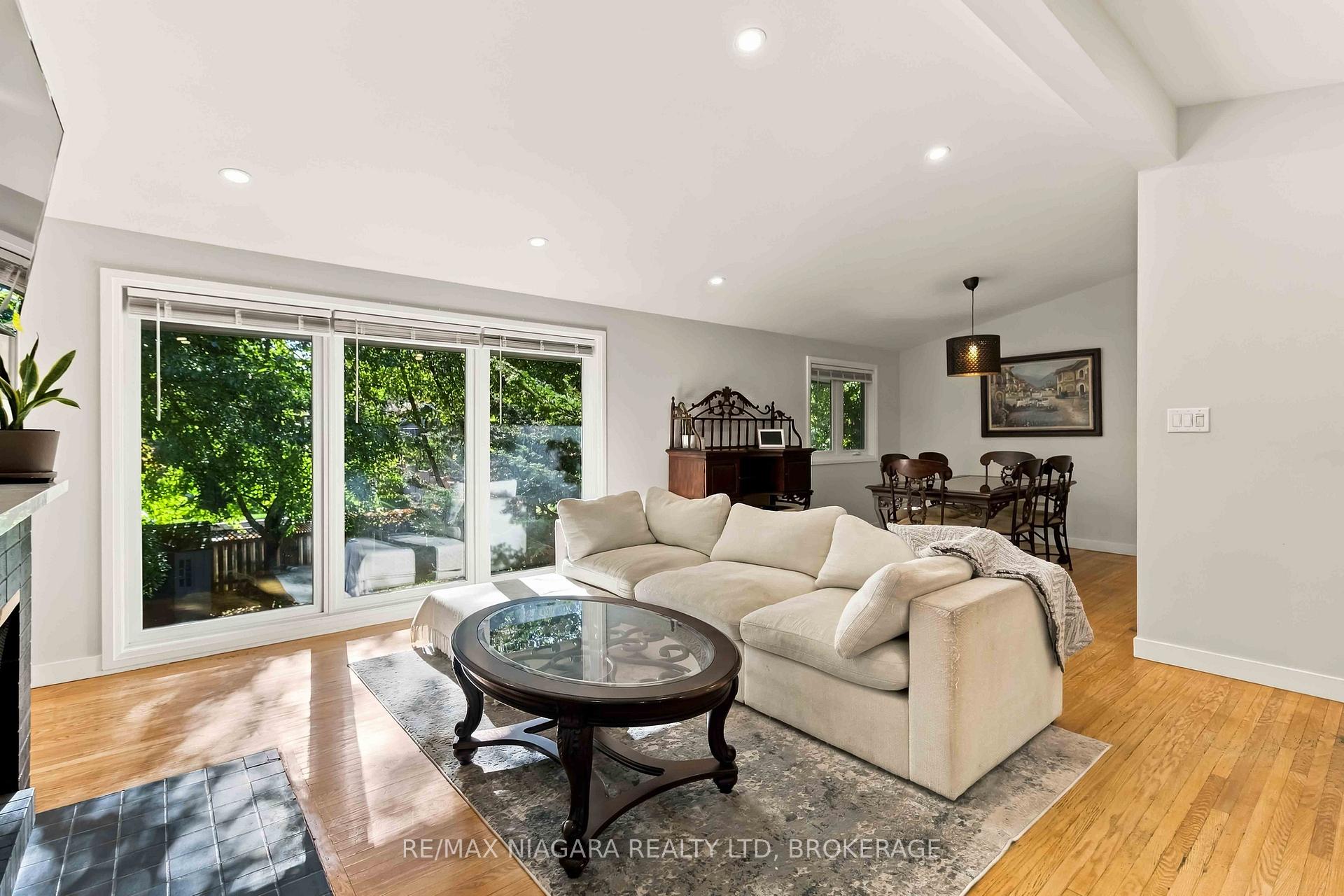 Photo 6 of Unit Main, 1852 Truscott Drive, Mississauga, Clarkson — HOMEH