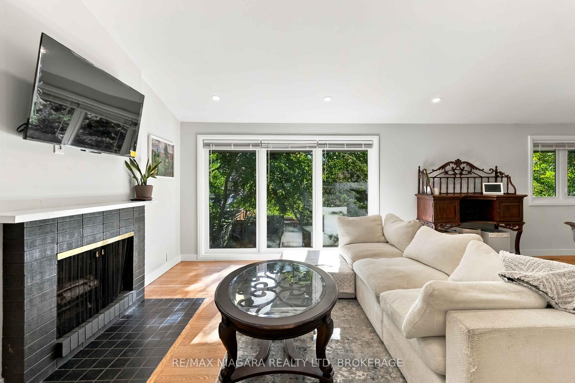 Photo 7 of Unit Main, 1852 Truscott Drive, Mississauga, Clarkson — HOMEH